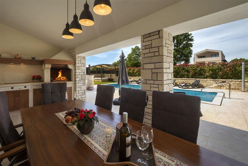 Villa Villa Casa Lori s bazenom i whirlpoolom