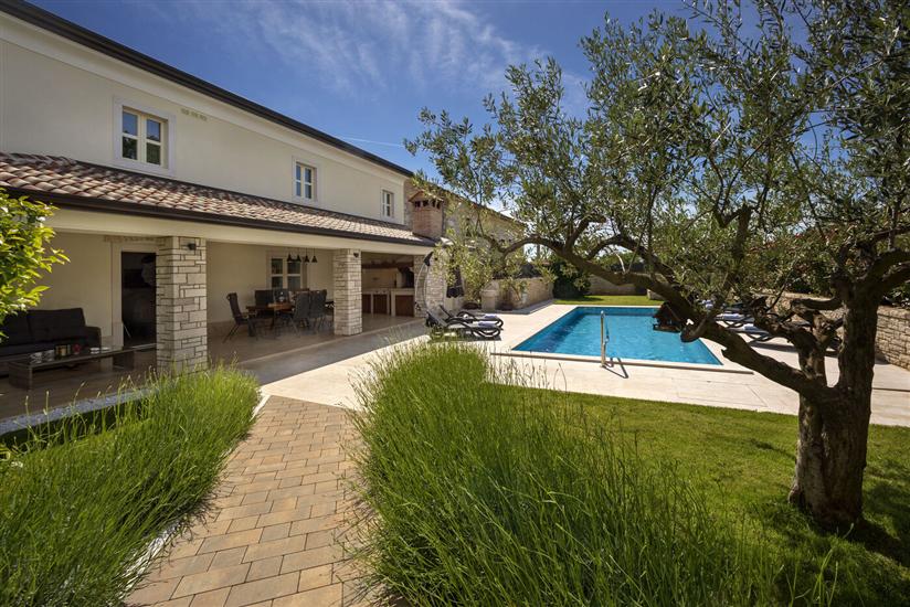 Villa Villa Casa Lori s bazenom i whirlpoolom