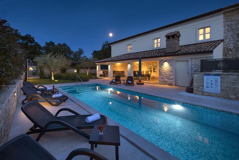 Villa Villa Casa Lori s bazenom i whirlpoolom