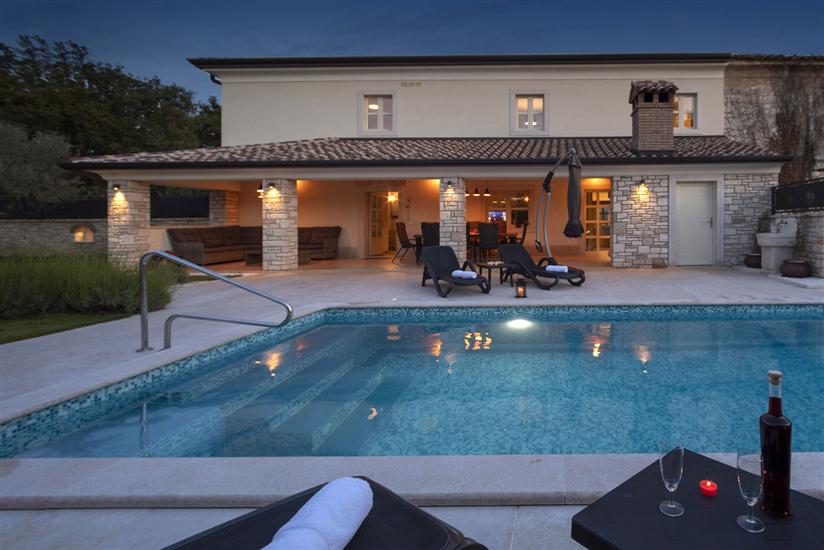 Villa Villa Casa Lori s bazenom i whirlpoolom