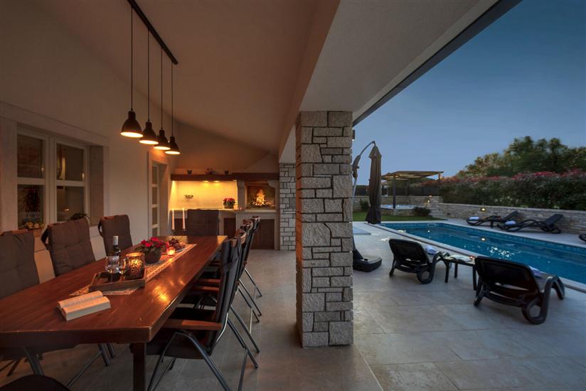 Villa Villa Casa Lori s bazenom i whirlpoolom