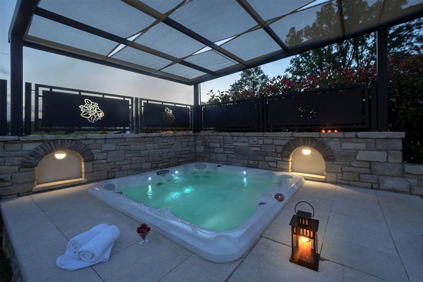 Villa Villa Casa Lori s bazenom i whirlpoolom