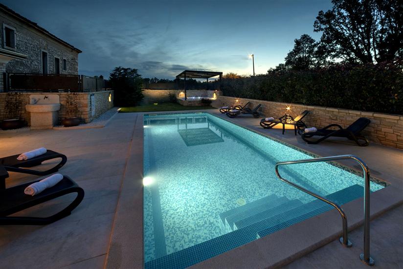 Villa Villa Casa Lori s bazenom i whirlpoolom