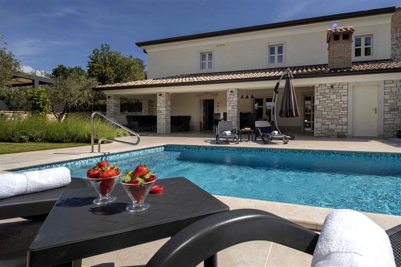 Villa Villa Casa Lori s bazenom i whirlpoolom