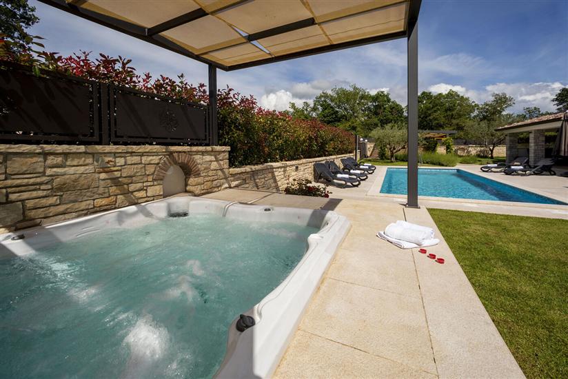 Villa Villa Casa Lori s bazenom i whirlpoolom