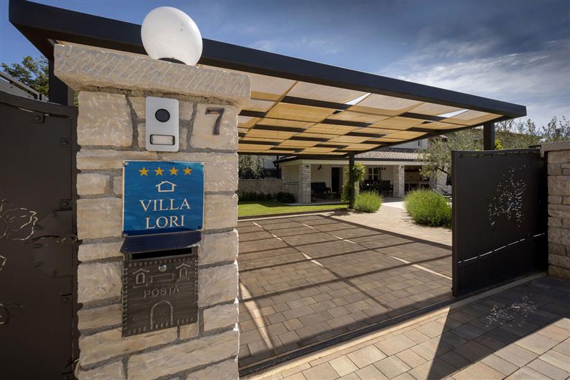 Villa Villa Casa Lori s bazenom i whirlpoolom