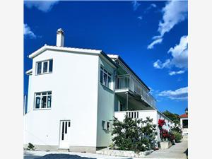 Apartments Marija Dvornica, Size 40.00 m2, Accommodation with pool, Airline distance to town centre 500 m