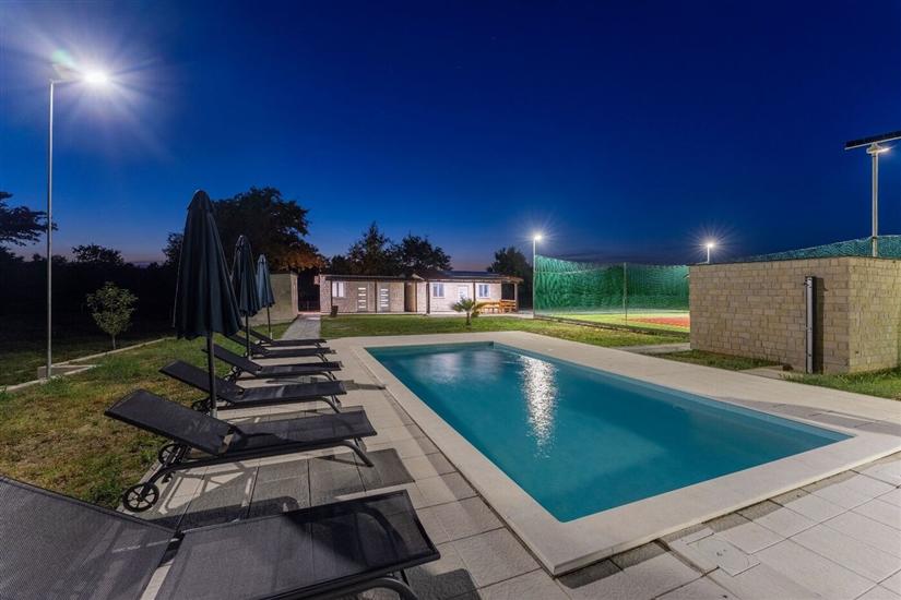 House SD-199 RELAX sa teniskim terenom