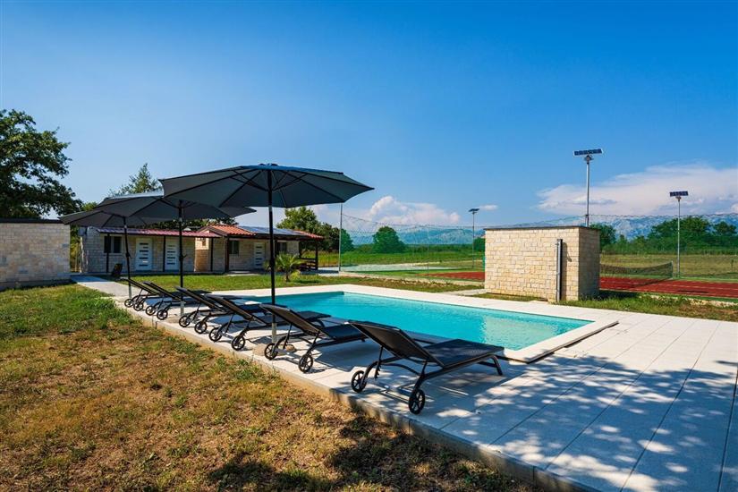 Kuća za odmor Relax with pool and private tennis court
