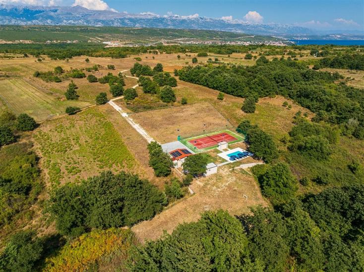 House SD-199 RELAX sa teniskim terenom