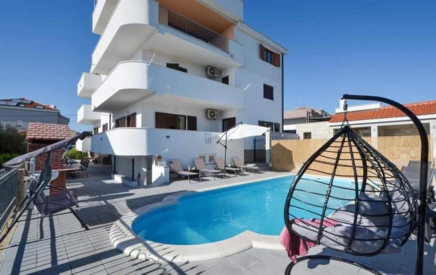 Hiša DD with heated pool