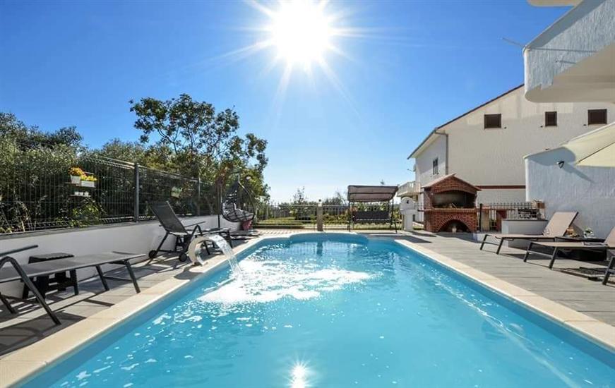 Hiša DD with heated pool