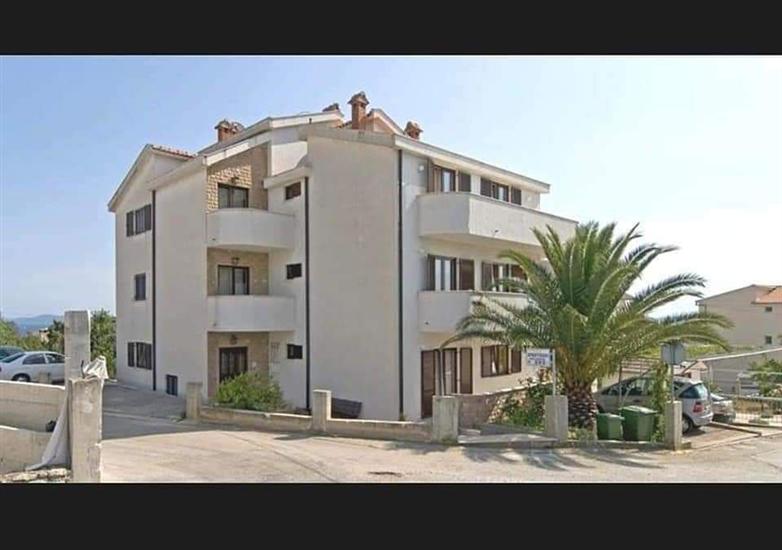 Hiša DD with heated pool