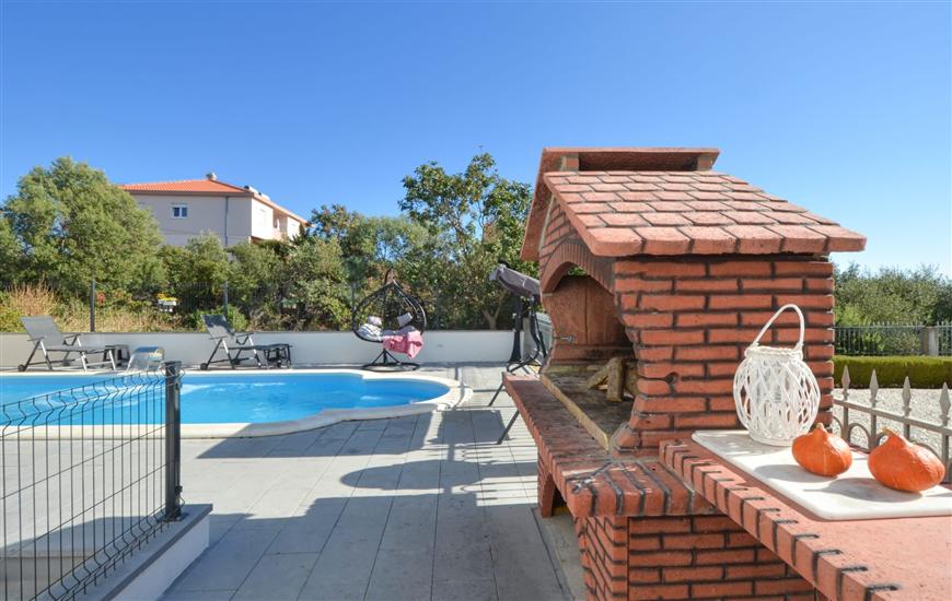Hiša DD with heated pool