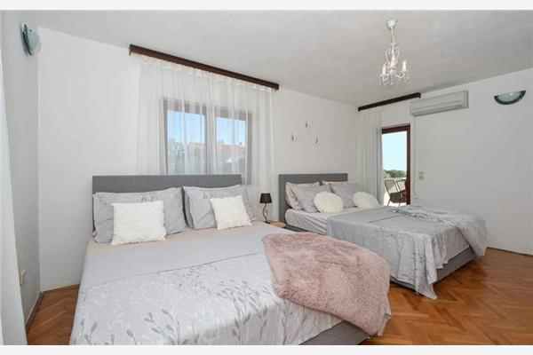 House K1, for 20 persons