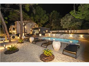 Villa L'ARON Bilice, Size 180.00 m2, Accommodation with pool, Airline distance to the sea 10 m