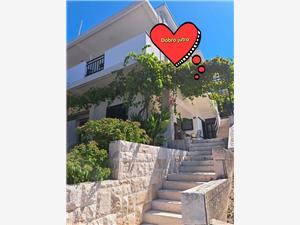 Rooms Katja Gradac, Size 16.00 m2, Airline distance to the sea 10 m, Airline distance to town centre 300 m