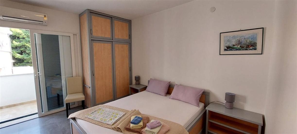 Room S3, for 3 persons