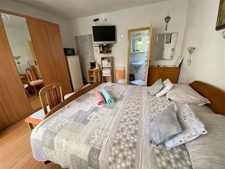 Room S1, for 2 persons