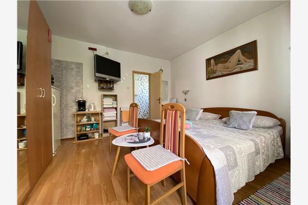 Room S1, for 2 persons