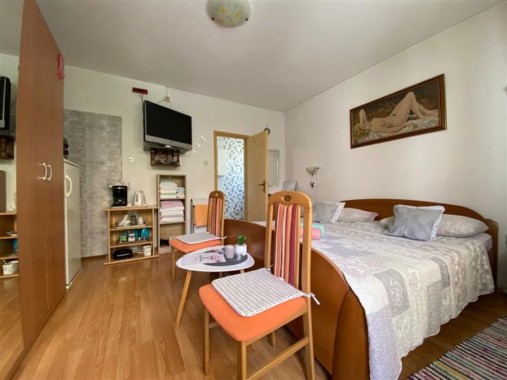 Room S1, for 2 persons