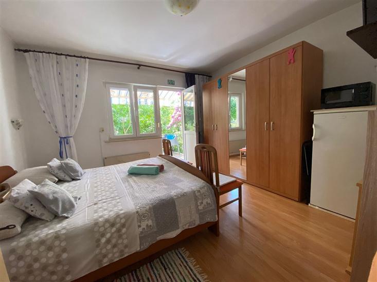 Room S1, for 2 persons