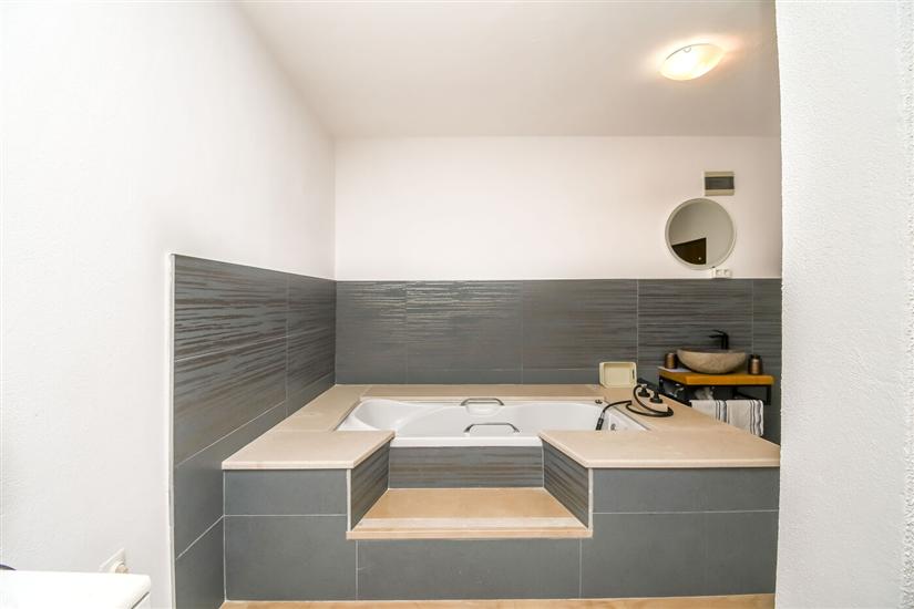 Room S1, for 2 persons