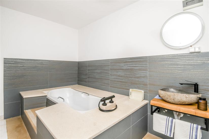 Room S1, for 2 persons