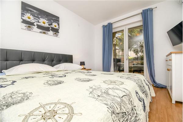 Room S1, for 2 persons