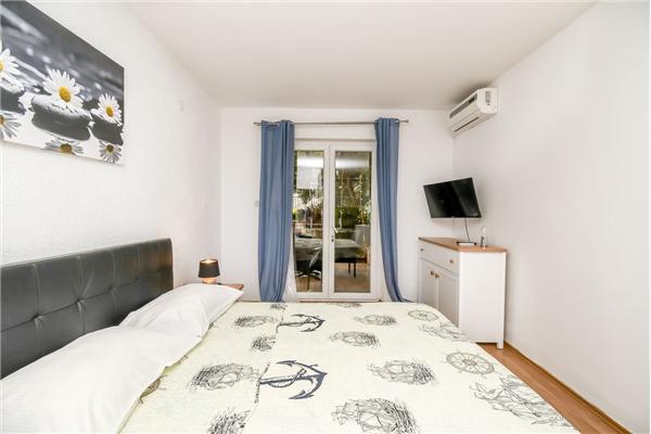 Room S1, for 2 persons