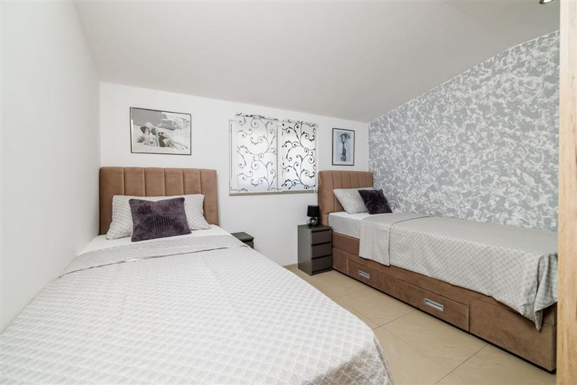 Apartment A5, for 5 persons