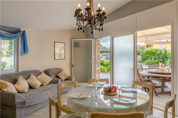 Hiša K1, na 12 osebe