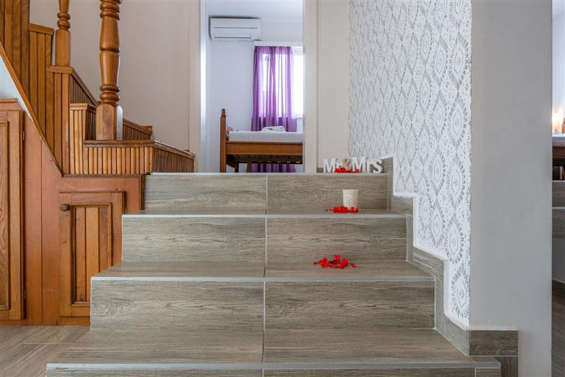 Hiša K1, na 12 osebe