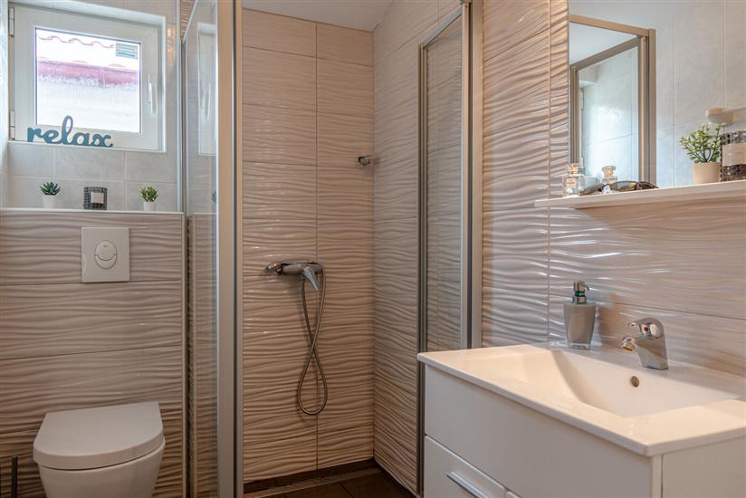 Hiša K1, na 12 osebe