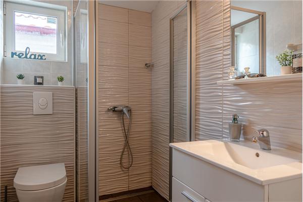 Hiša K1, na 12 osebe