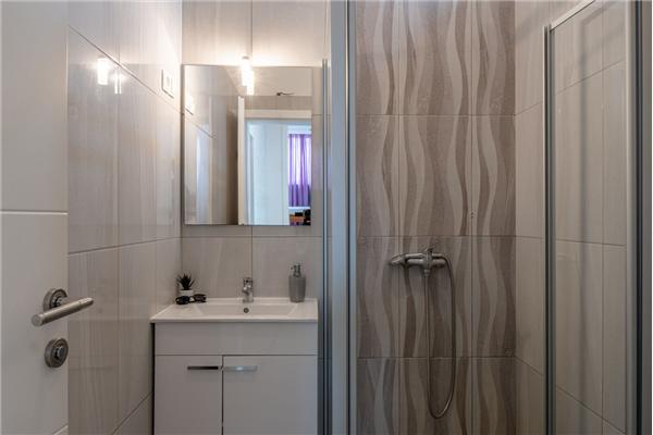 Hiša K1, na 12 osebe