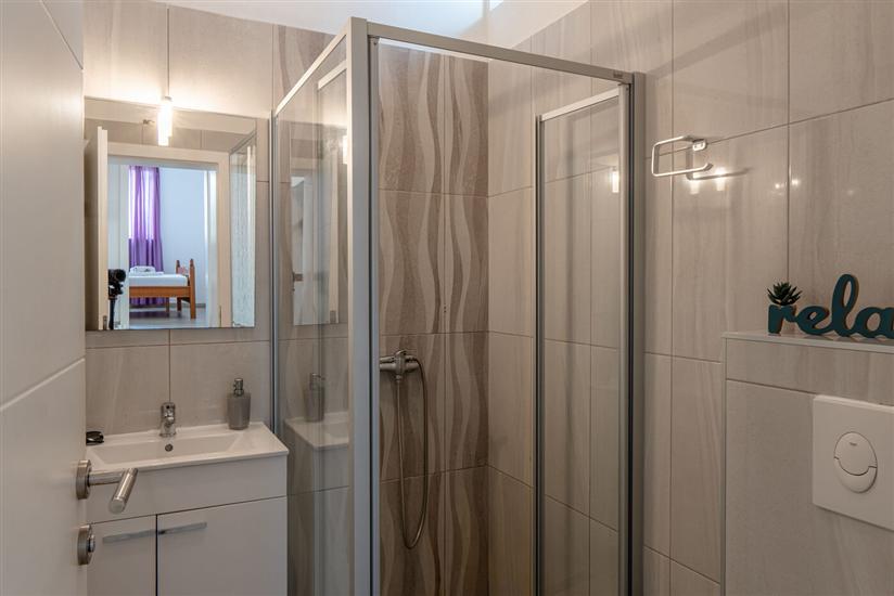 Hiša K1, na 12 osebe