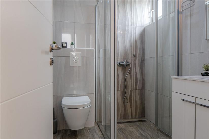 Hiša K1, na 12 osebe