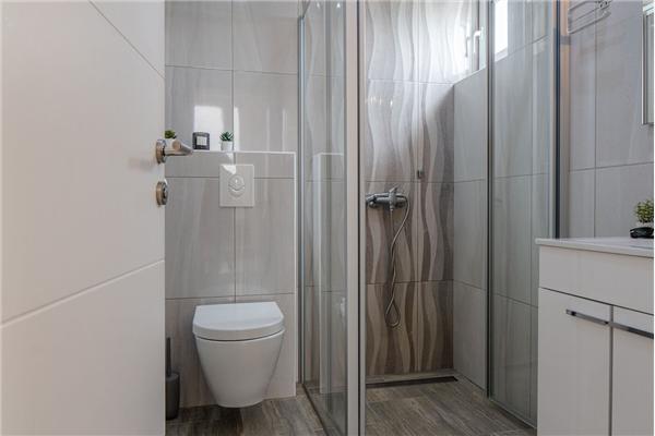 Hiša K1, na 12 osebe