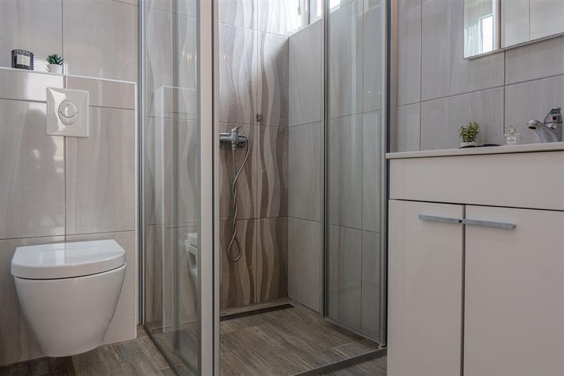 Hiša K1, na 12 osebe