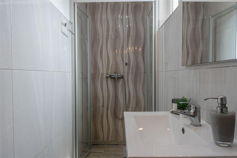 Hiša K1, na 12 osebe