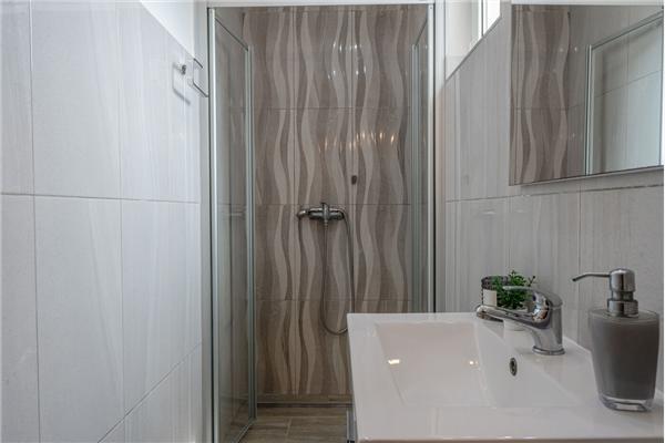 Hiša K1, na 12 osebe