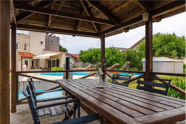 Hiša K1, na 12 osebe