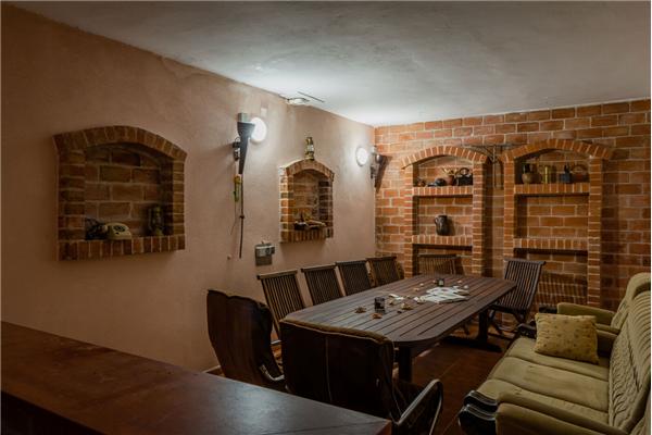 Hiša K1, na 12 osebe