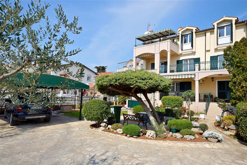 Apartments Ivan by the sea