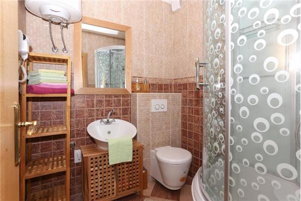 Hiša K1, na 8 osebe