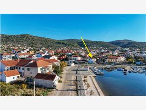House Dinko Vinisce, Size 55.00 m2, Airline distance to the sea 50 m, Airline distance to town centre 50 m