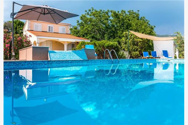 Hiša K1, na 10 osebe