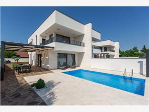 Vila Tina with pool Savudrija, Kvadratura 200,00 m2, Namestitev z bazenom, Oddaljenost od morja 100 m