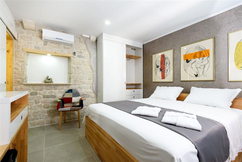 Room S1, for 2 persons